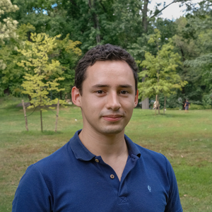 Headshot of Carlos del Valle Urberuaga